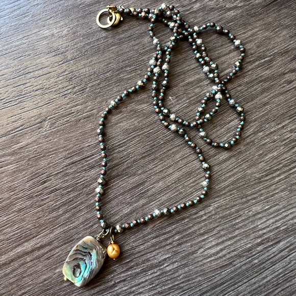 Handmade hand knotted little gemstone necklace with abalone pearl charm - Picture 5 of 8